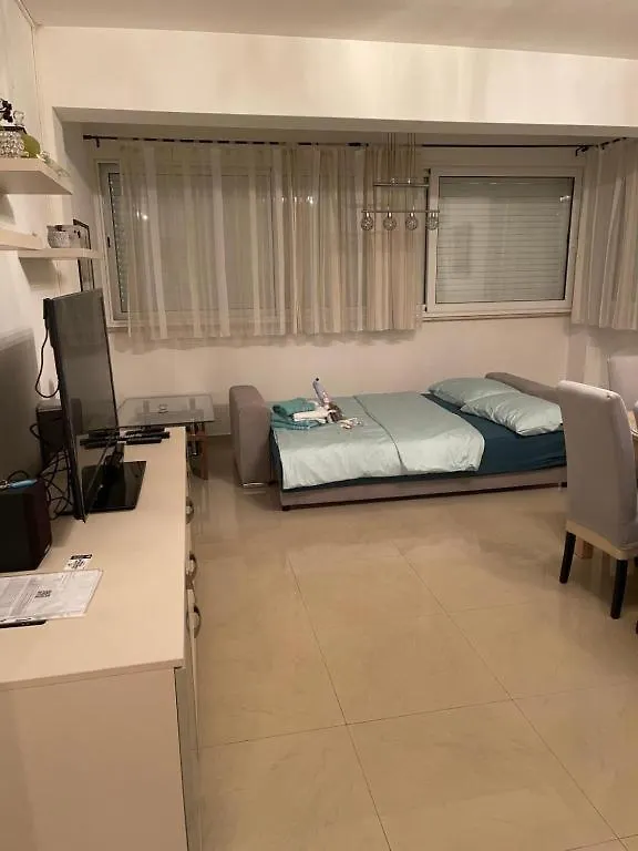 Apartman Ksenija Palit 0*,