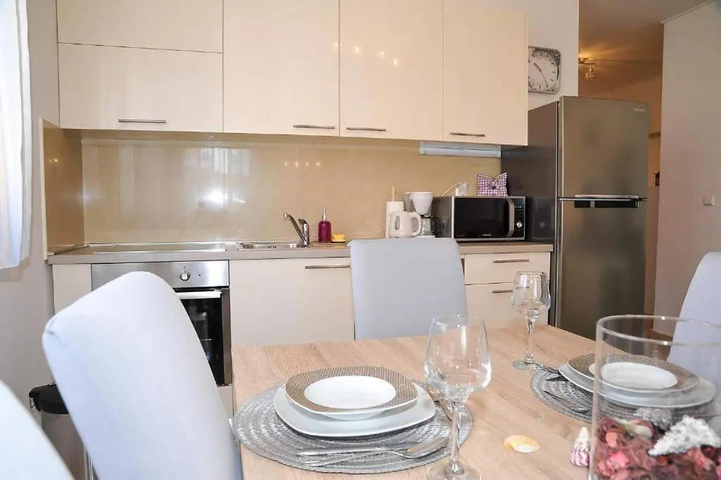 Apartman Ksenija Palit Apartment